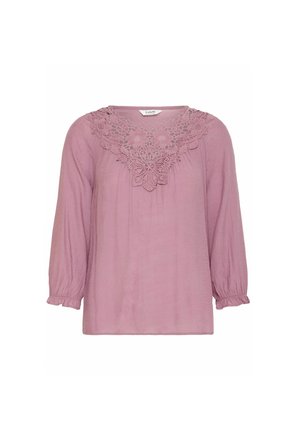 Blusa rosa clara con mangas de tres cuartos, bordado floral de encaje en el escote y puños fruncidos. Tejido suave y texturizado.