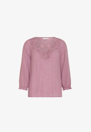 Blusa rosa clara con mangas de tres cuartos, bordado floral de encaje en el escote y puños fruncidos. Tejido suave y texturizado.