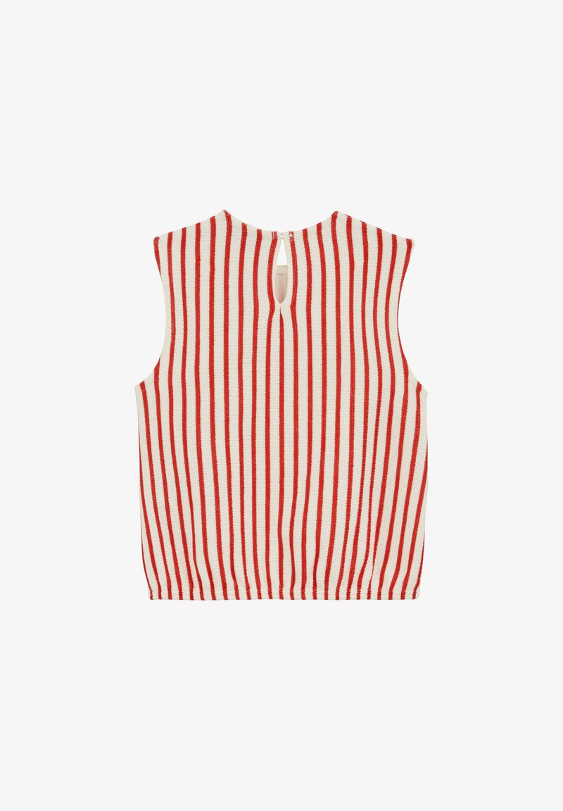 Haut sans manches en maille à rayures verticales rouges et blanches, avec une petite ouverture en trou de serrure fermée par un bouton au niveau de l'encolure arrière.