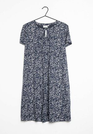 Tummansininen lyhythihainen mekko, jossa on valkoinen kukkakuosi, pyöreä pääntie ja avonainen yksityiskohta edessä, roikkumassa mustassa ripustimessa.