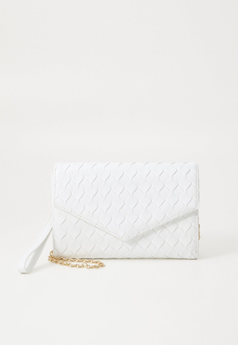Bolsa de mão branca trançada com forma de envelope, apresentando uma alça de corrente dourada e uma superfície texturizada. Design elegante com fecho em aba.