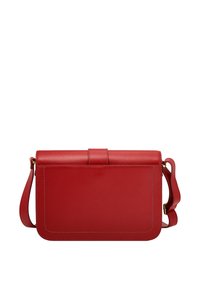 Sac bandoulière rouge en cuir, de forme rectangulaire, avec un rabat plat et des détails de couture subtils. Anse ajustable et embellissements en matériel doré.