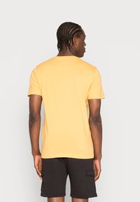Selected Homme WILDER NECK TEE CAMP - T-shirt básica - ochre