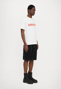 Icecream SOFT SERVE - Apdrukāts T-krekls - white