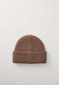 Bonnet en tricot marron avec une texture côtelée, doté d'un revers. Sa forme est arrondie sur le dessus, conçue pour la chaleur et le confort.