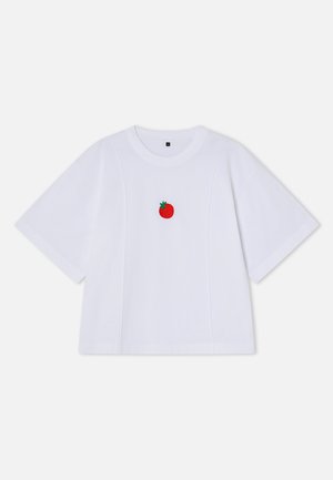 T-shirt blanc à manches courtes en coton, avec un petit motif de tomate rouge brodée au centre. Coupe simple et décontractée.