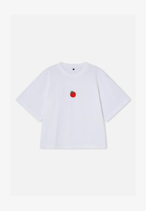 T-shirt blanc à manches courtes en coton, avec un petit motif de tomate rouge brodée au centre. Coupe simple et décontractée.