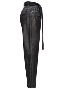 Pantalones de mezclilla negros con un acabado brillante, que presentan un corte recto, un cinturón de tela largo y un bolsillo trasero.