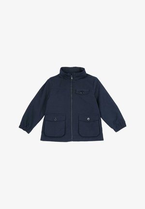 Marineblauwe jas met hoge kraag, ritssluiting aan de voorkant, twee grote knoopzakken en elastische manchetten. Gemaakt van zachte, gestructureerde stof.