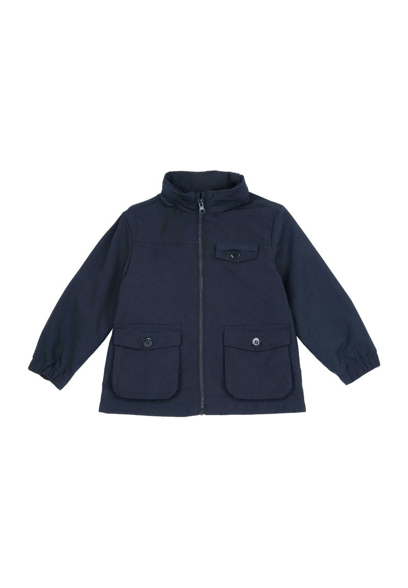Veste bleu marine avec un col montant, fermeture éclair à l'avant, deux grandes poches à bouton, et poignets élastiques. Fabriquée en tissu doux et texturé.