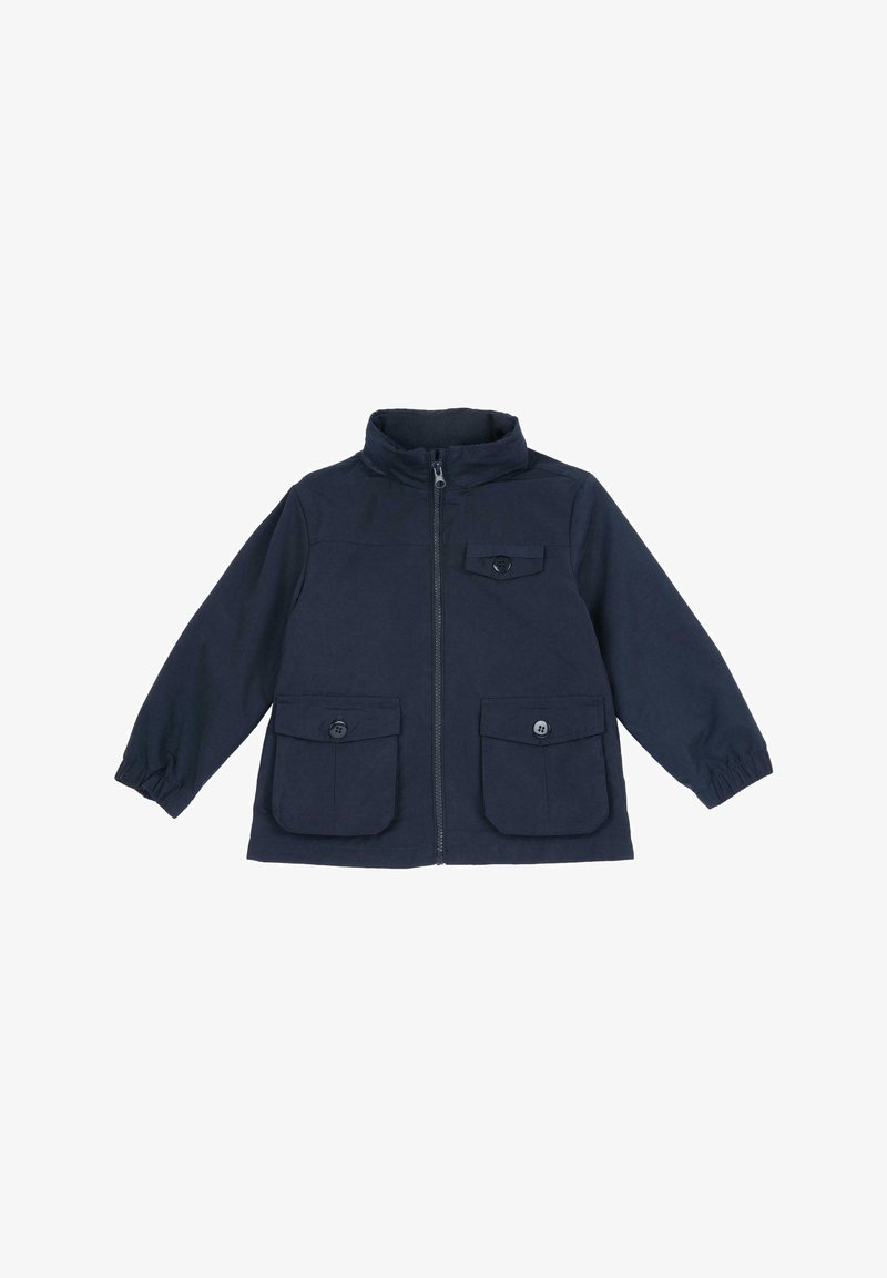 Veste bleu marine avec un col montant, fermeture éclair à l'avant, deux grandes poches à bouton, et poignets élastiques. Fabriquée en tissu doux et texturé.