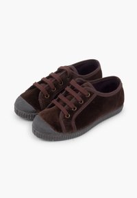 Sneakers in velluto marrone con punte rotonde, suole in gomma grigia texture e lacci marroni. Presentano occhielli dorati e una fodera interna liscia.