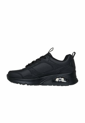 Chaussure de sport noire avec une tige en cuir synthétique lisse, un bout arrondi, un système de laçage, un coussin d'air amortissant dans le talon et une semelle extérieure en caoutchouc texturé.