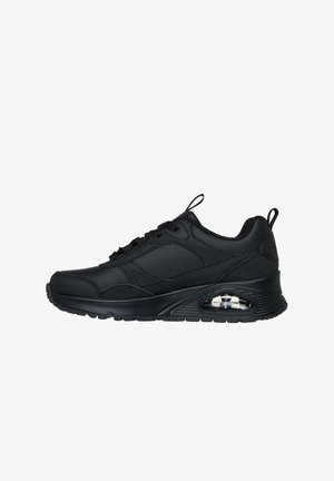 Czarne buty sportowe z gładką cholewką z syntetycznej skóry, zaokrąglonym czubkiem, sznurowanym zapięciem, amortyzującą poduszką powietrzną w pięcie oraz teksturowaną gumową podeszwą.