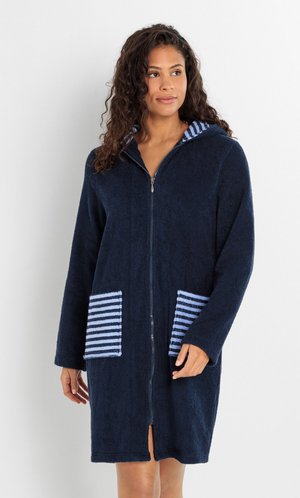 Robe in pile blu navy con cerniera, tasche a strisce e cappuccio. Presenta maniche lunghe e una texture morbida, ideale per il calore.