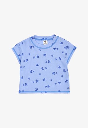 Niebieska koszulka z krótkim rękawem, ozdobiona małymi ciemnoniebieskimi kwiatowymi nadrukami, z zatrzaskami na jednym ramieniu, wykonana z przewiewnej tkaniny.