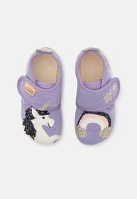 Fialové látkové pantofle s suchým zipem mají design s jednorožcem a duhou, zdobené třpytkami a měkkou podrážkou pro pohodlí.