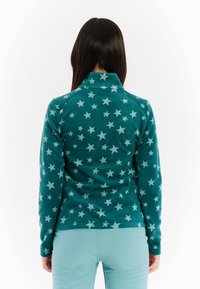 Sudadera de forro polar en verde azulado con un patrón de estrellas en azul claro, que presenta un cuello alto y mangas largas. Textura suave, diseño casual.