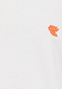 T-shirt bianca in cotone con un design di foglia arancione sul lato sinistro. Texture liscia, taglio classico, stile minimalista.
