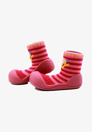 Calcetines rayados rojos y rosas con un personaje de dibujos animados presentan una suela rubberizada, puntera redondeada y un material superior suave para mayor comodidad.