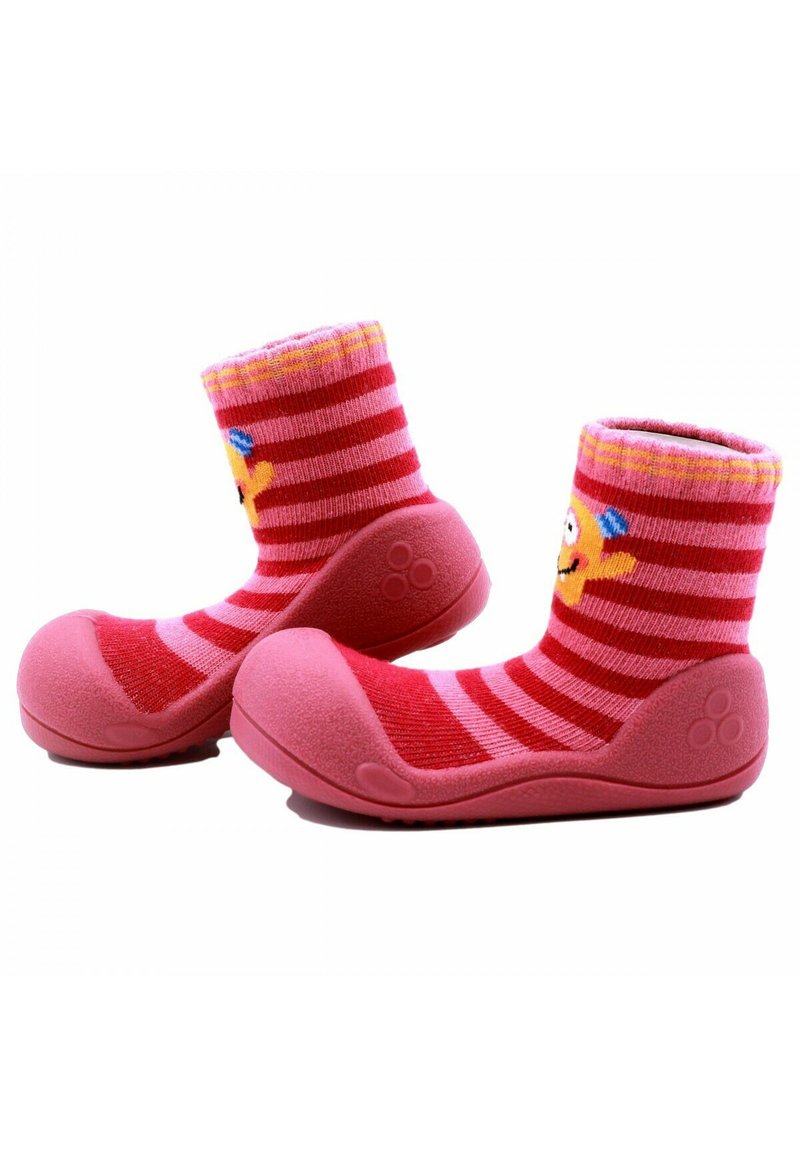 Calcetines rayados rojos y rosas con un personaje de dibujos animados presentan una suela rubberizada, puntera redondeada y un material superior suave para mayor comodidad.