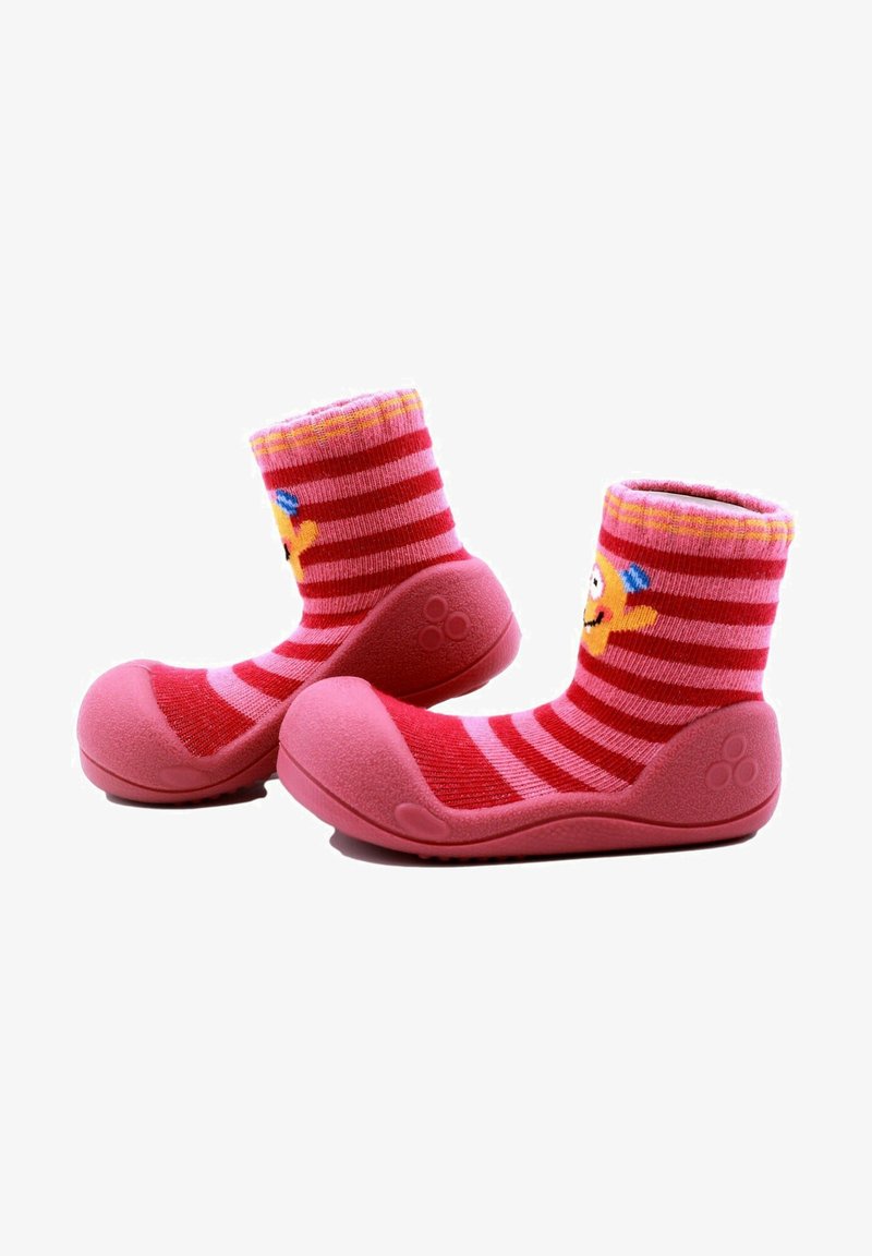 Calcetines rayados rojos y rosas con un personaje de dibujos animados presentan una suela rubberizada, puntera redondeada y un material superior suave para mayor comodidad.