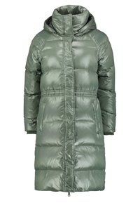 Gepolsterter Mantel in mattem Olivgrün mit hohem Kragen, Reißverschluss, elastischer Taille und zwei Seitentaschen. Glatte, glänzende Textur.