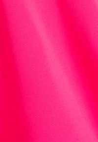 Magenta Stoff mit einer glatten Textur und subtilen horizontalen Linien, der eine lebendige Farbtiefe zeigt, die sich für verschiedene Anwendungen eignet.