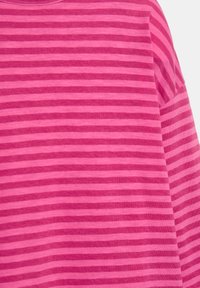 Rózsaszín csíkos szövet váltakozó világosabb és sötétebb árnyalatokkal. Puha tapintású, kerek nyakkivágással és rövid ujjakkal.