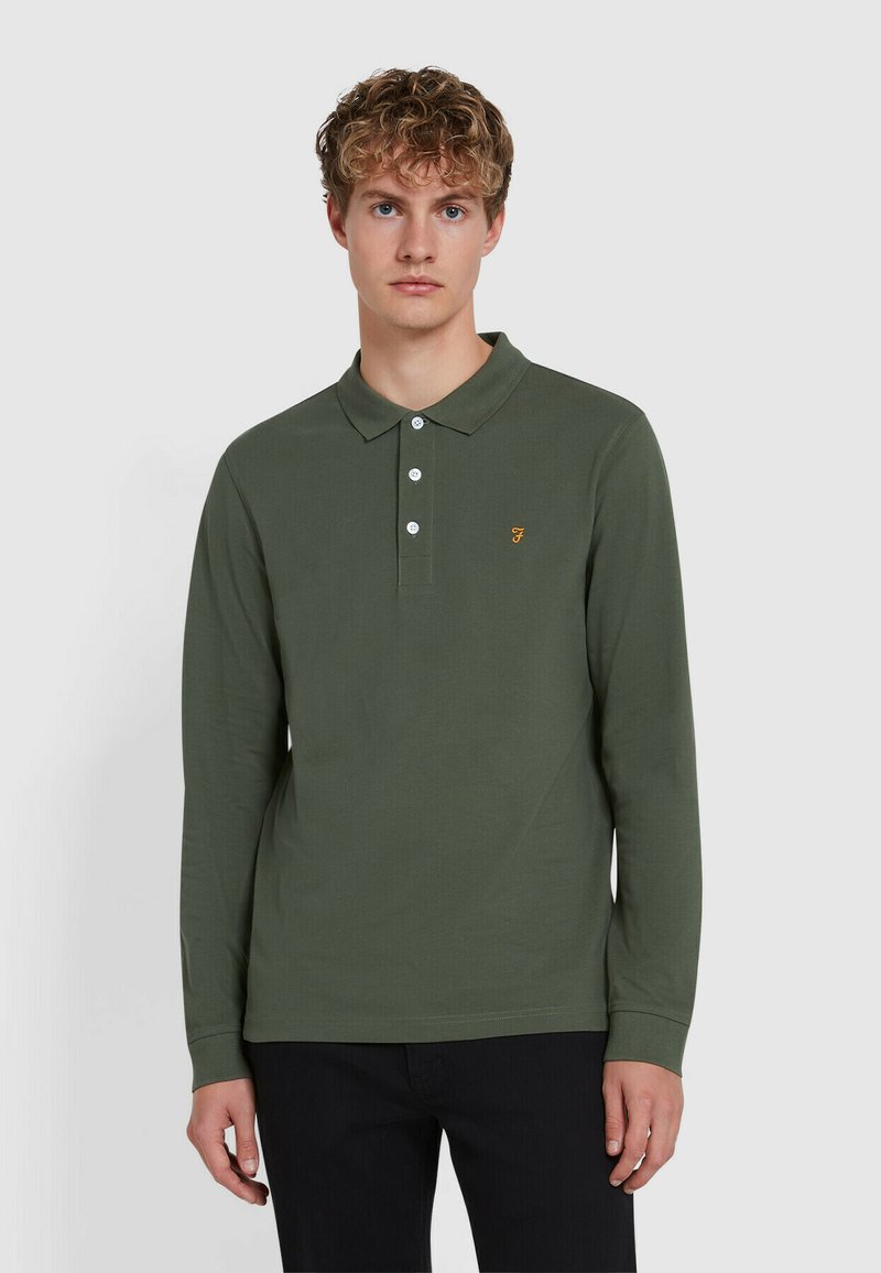 Langärmliges Polohemd aus Baumwolle in Waldgrün mit klassischem Kragen, Knopfleiste mit drei Knöpfen und kleinem goldenen Logo auf der Brust.