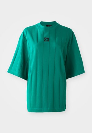 Grønn t-skjorte med korte ermer, ribbet tekstur, oversized passform, rund hals og tallet "23" i svart på forsiden.