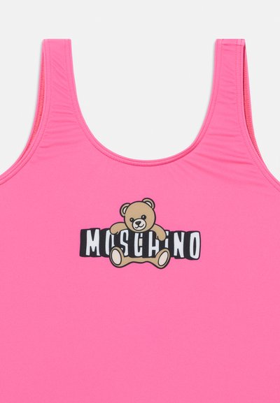 Ροζ αμάνικη μπλούζα με γραφικό αρκουδάκι που κρατάει το ασπρόμαυρο λογότυπο "MOSCHINO" στο στήθος.