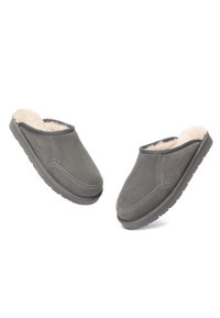 Graue Wildlederschlüpfschuhe verfügen über eine geschlossene Ferse, ein weiches Futter aus Kunstfell, umrandete Nähte und Gummisohlen mit strukturierten Griffen.