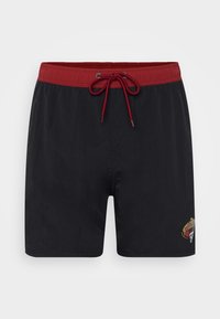 Calções de banho pretos com uma cintura elástica vermelha e cordão, apresentando um design colorido bordado no lado esquerdo. Material leve.