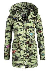 Veste à capuche camouflage verte avec fermeture à boutons et à glissière, taille à cordon de serrage, et patchs colorés de papillons sur les manches et l'avant.