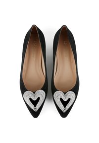 Ballerines noires en daim à bout pointu avec un ornement en forme de cœur argenté scintillant sur le devant, dotées d'une doublure intérieure lisse.