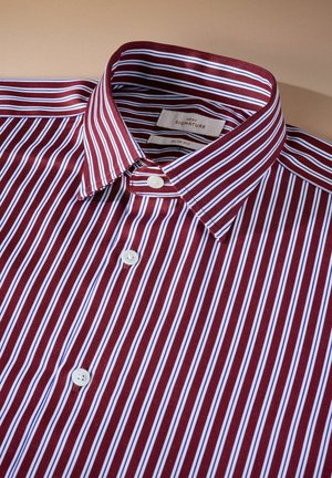 Rød og hvid stribet slim-fit skjorte med knap-ned krave, som har hvide knapper og en glat stoftekstur. Mærke synligt indeni kraven.