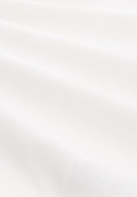 Baumwollstoff in einer glatten, weißen Textur, mit dezenten Falten und einem gleichmäßigen Webmuster. Ideal für verschiedene textile Anwendungen.