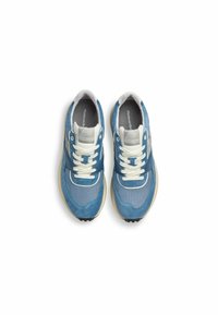 Blå sneakers med en kombination av mocka och mesh-material, utrustade med vita snören, en vadderad krage och en gummisula med ett strukturerat mönster.