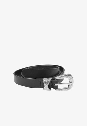Zwarte leren riem met een decoratieve zilveren gesp met een gegraveerd ontwerp. De riem is glad en plat, netjes opgerold.