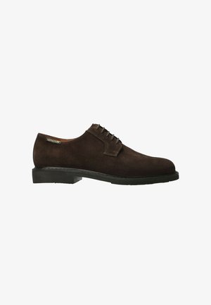 Chaussure habillée marron en daim pour homme, à lacets, avec semelle noire et étiquette de la marque Mephisto près du col de la cheville.
