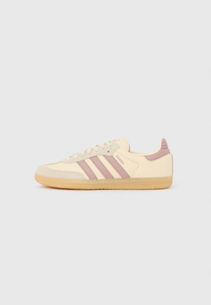 Samba-sneakers i cremefarvet læder med lyserøde striber, rund tå, struktureret sål og polstrede hælkant detaljer. Ydersål i gummirubberen.