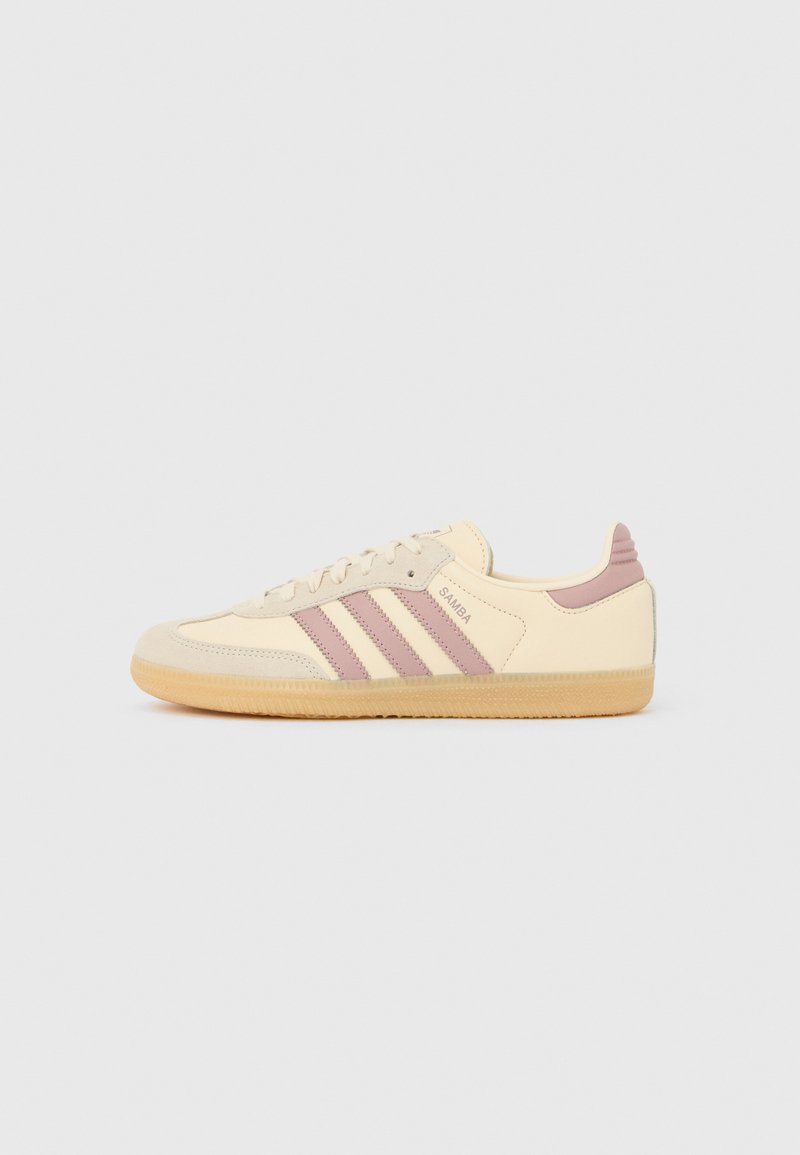 Superge Samba iz kremnega usnja z bledo roza črtami, okroglim prstom, teksturirano podplatom in oblazinjenimi poudarki na peti. Podplat iz gumenega materiala barve gume.