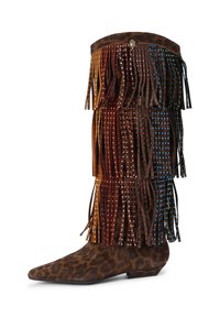 Stivale al ginocchio in suede con stampa leopardata, dotato di frange in pelle multicolore e borchie lungo il gambale. Design a punta.