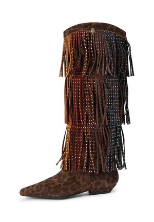 Kniehoge laars van luipaardprint suede, met meerkleurige leren franjes en studs langs de schacht. Gespits ontwerp.