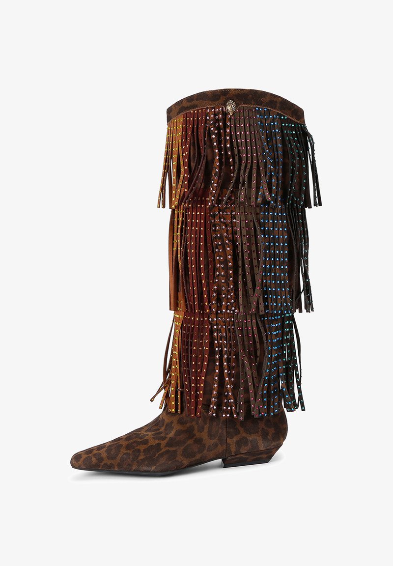 Stivale al ginocchio in suede con stampa leopardata, dotato di frange in pelle multicolore e borchie lungo il gambale. Design a punta.