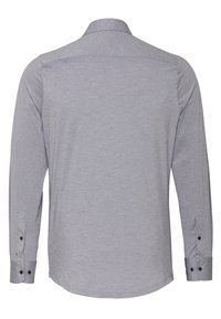 Lichtgrijze langslavechemise met kraag, met een gladde textuur en knoopmanchetten, met minimale stikseldetails op de rug.