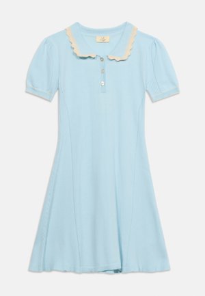 Rochie bleu cu mâneci scurte, guler cret cu margini ondulate, trei nasturi în față, talie cambrată și fustă evazată.