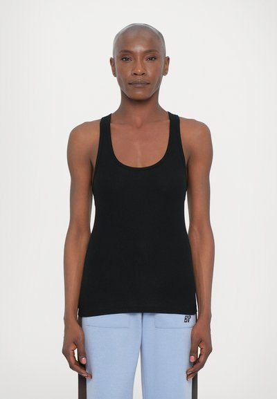 Canotta nera a costine con scollatura a goccia, senza maniche e con una silhouette aderente. Branding minimalista e sottili spacchi laterali all'orlo.