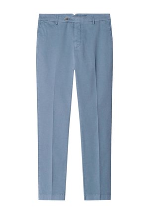 Pantaloni slim-fit azzurri chiaro con chiusura a bottone e cerniera, passanti per cintura e tasche laterali, distesi su uno sfondo bianco.